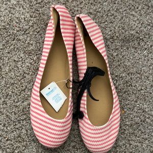 Salmon pink and cream flats